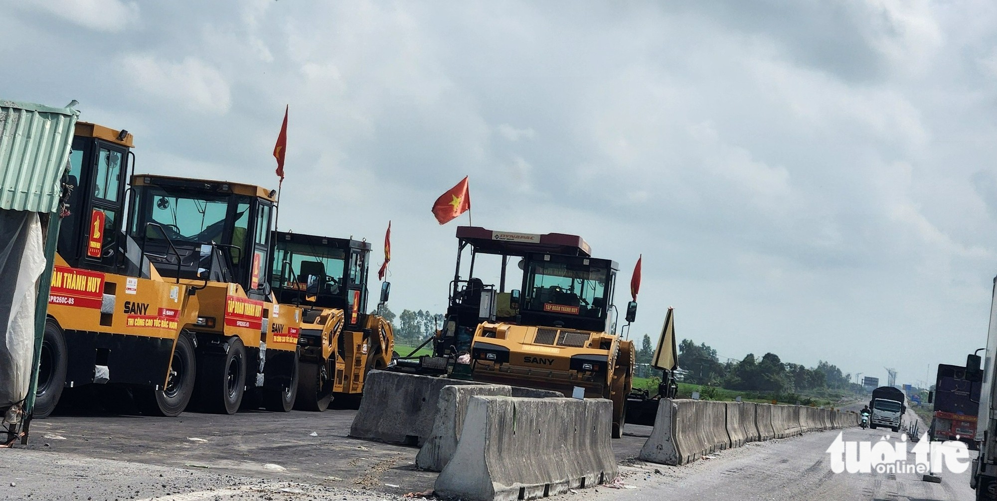 Dân phản ánh tuyến Lộ Tẻ - Rạch Sỏi nâng cấp ì ạch, trâu bò, xe máy đi lại lung tung