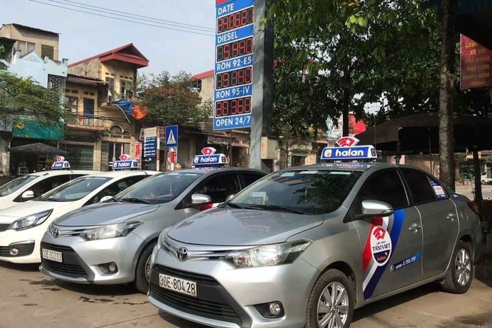 Đặt xe taxi Hà Lan dễ dàng qua hotline (Ảnh: Sưu tầm Internet)