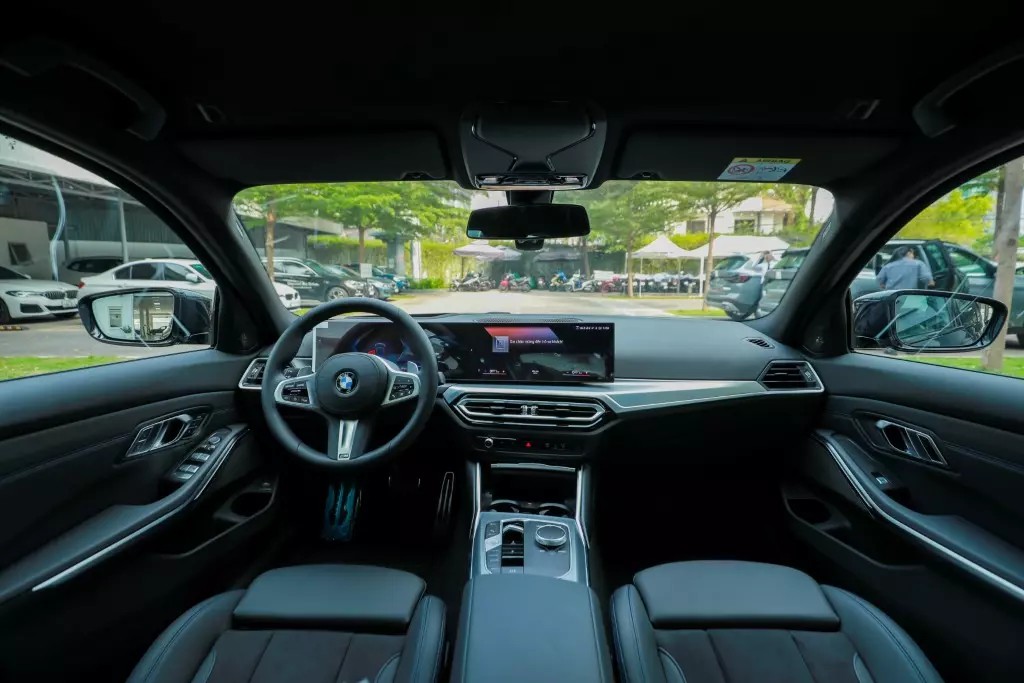 Không gian nội thất BMW 320i sang trọng với loạt chất liệu cao cấp.