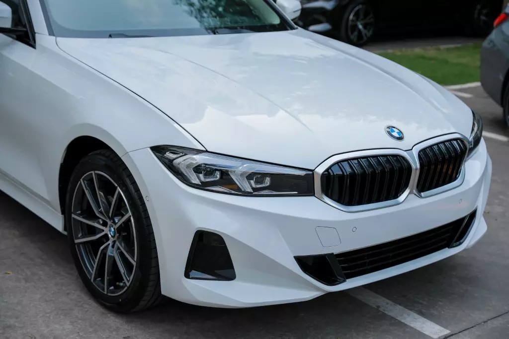 Đèn chiếu sáng trước của xe BMW 320i có khả năng mở rộng góc đánh lái, bật/tắt tự động.