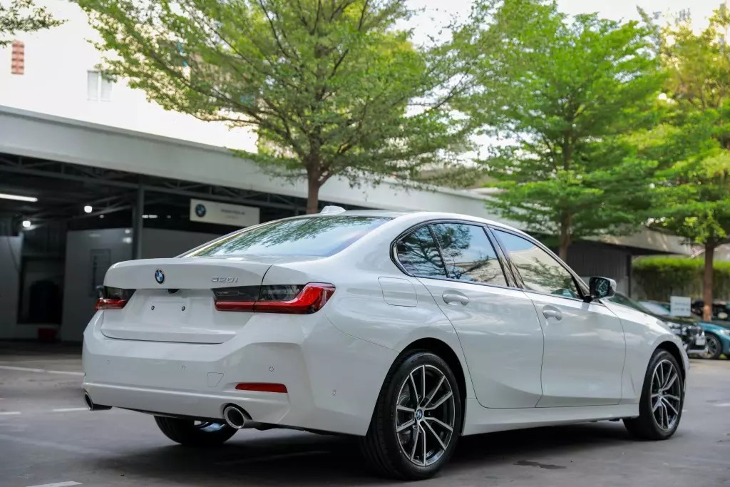 Đèn hậu xe BMW 320i thiết kế 3D thanh mảnh.