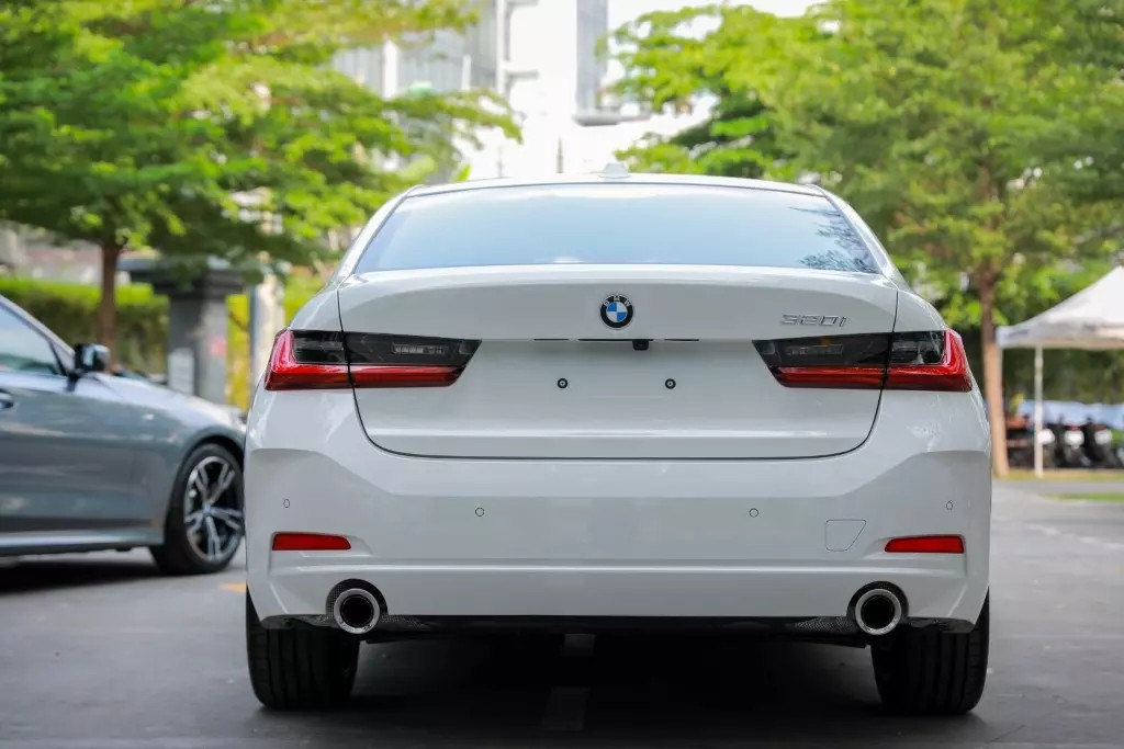 Đuôi xe BMW 320i đậm chất thể thao, khỏe khoắn song vẫn không mất đi chất sang trọng đặc trưng thương hiệu.