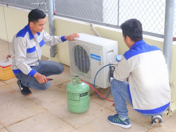 Giá bơm ga máy lạnh R32 phụ thuộc vào nhiều yếu tố, bao gồm loại gas, lượng gas, đơn vị cung cấp dịch vụ và địa điểm