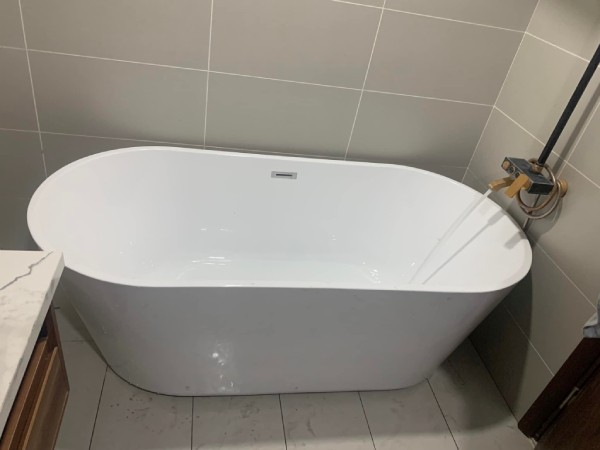 Bồn tắm nằm acrylic trắng sáng với thiết kế đơn giản, hiện đại