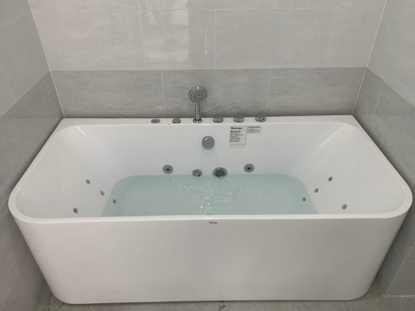 Bồn tắm nằm massage cao cấp với thiết kế hiện đại, sang trọng