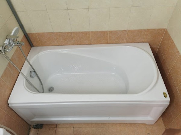 Bồn tắm nằm Euroca với thiết kế đơn giản, tinh tế