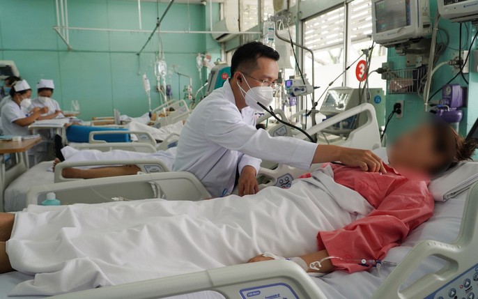 Bác sĩ chuyên khoa thăm khám tận tình cho bệnh nhân