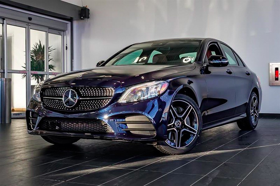 Mercedes C300 AMG 2023 phiên bản màu xanh