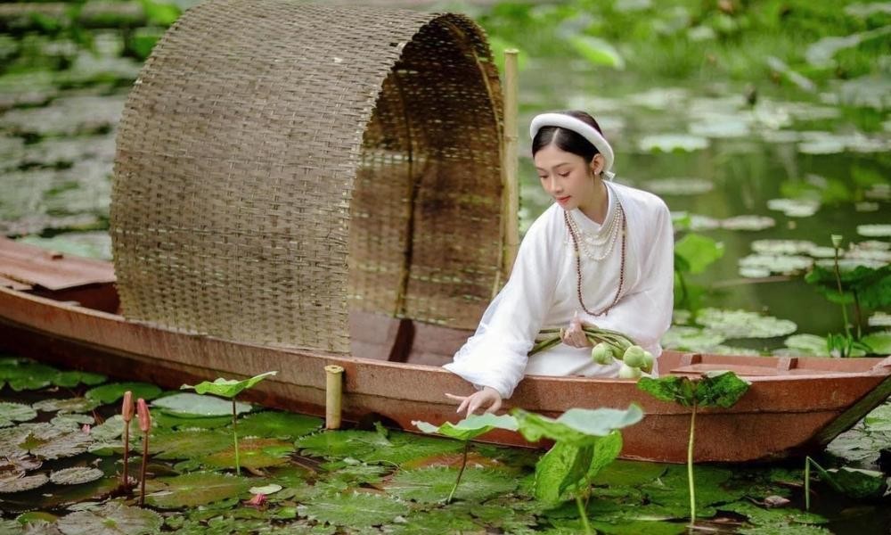 Du khách tạo dáng bên thuyền hoa sen, khung cảnh nên thơ
