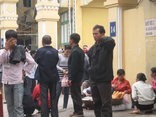 Cổng bệnh viện Việt Đức luôn có sẵn một nhóm cò máu túc trực