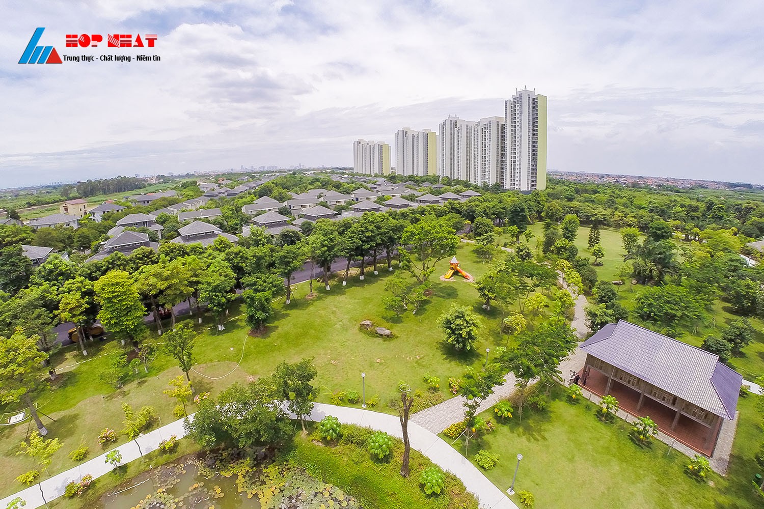 Đô thị hóa với các tòa nhà cao tầng và đường xá