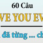 Một người đàn ông đang lái xe tải trên đường cao tốc, trời nắng đẹp