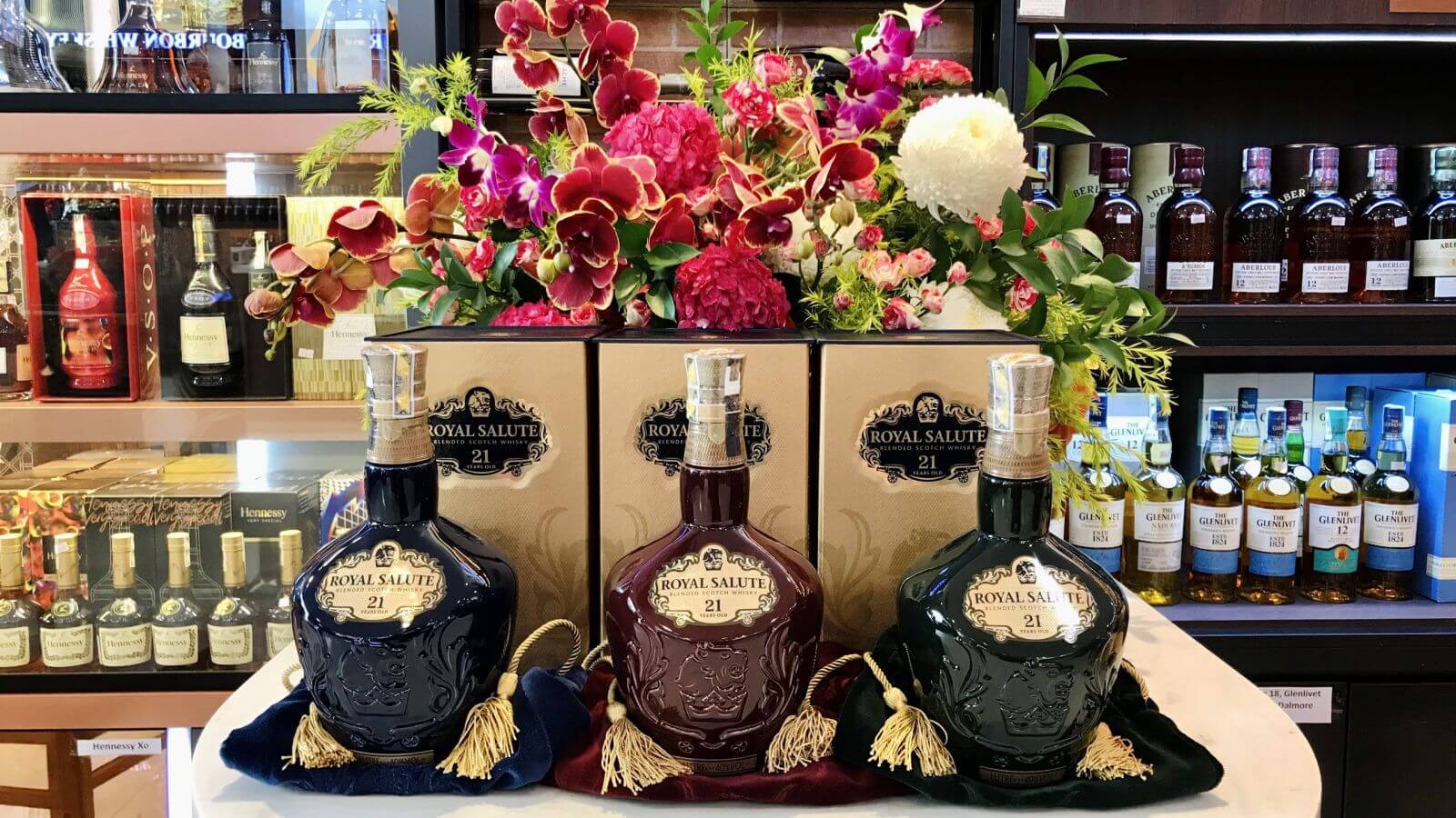 Hình 2. Chivas 21 700ml là thiết kế cổ điển nhất