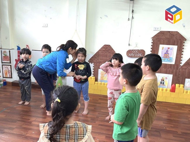 Cô và trò trường mầm non Hoa Hồng Hà Nội chơi trò chơi truyền tin vui nhộn