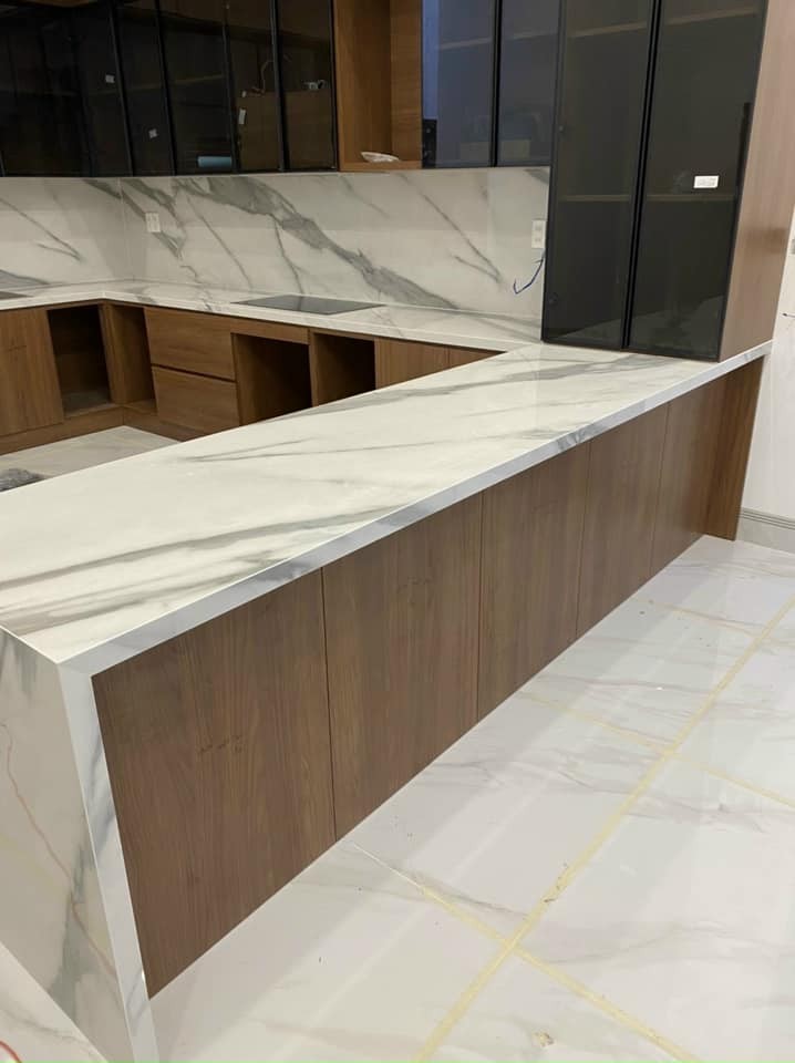 Bàn bếp ốp đá granite đen kim sa sang trọng