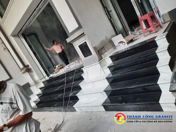 Đá hoa cương trắng đen làm tam cấp đẹp