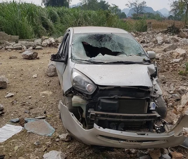 Ô tô bị hư hại do đá rơi trong trận động đất ở Cao Bằng năm 2019