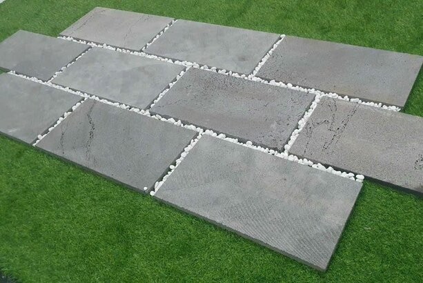 Đá lát sân vườn 30x60 kết hợp sỏi trắng