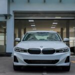 Đầu xe BMW 320i nổi bật với lưới tản nhiệt hình quả thận, có viền mạ crôm liền khối cùng tính năng tự động đóng/mở hiện đại.