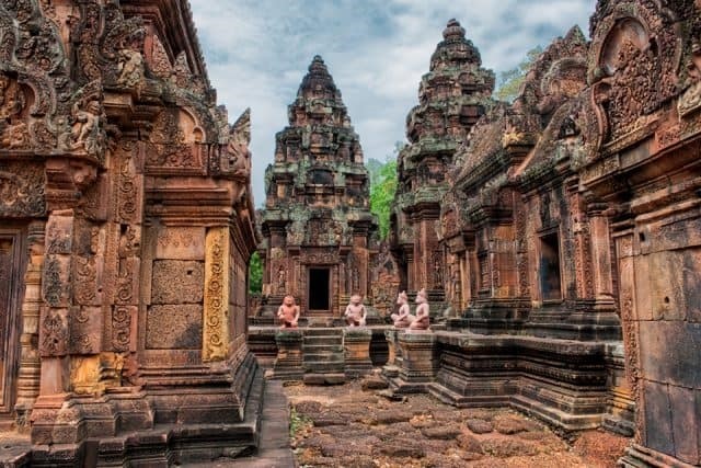 Đền Banteay Srei là một trong những công trình kiến trúc Khmer cổ đại tinh xảo nhất, nổi bật với những bức phù điêu chạm khắc tỉ mỉ