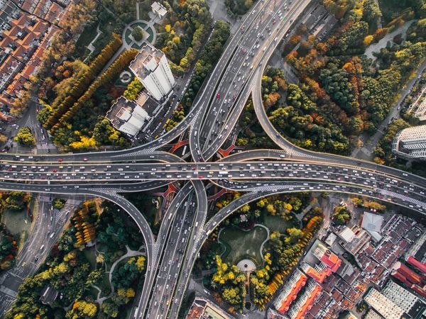 Giao thông đông đúc trên đường cao tốc với nhiều xe tải