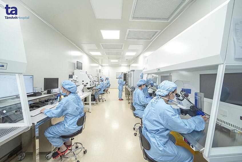Đội ngũ chuyên viên phôi học giỏi chuyên môn cùng hệ thống máy móc hiện đại tại TT Hỗ trợ sinh sản, BVĐK Tâm Anh góp phần tăng tỷ lệ IVF thành công