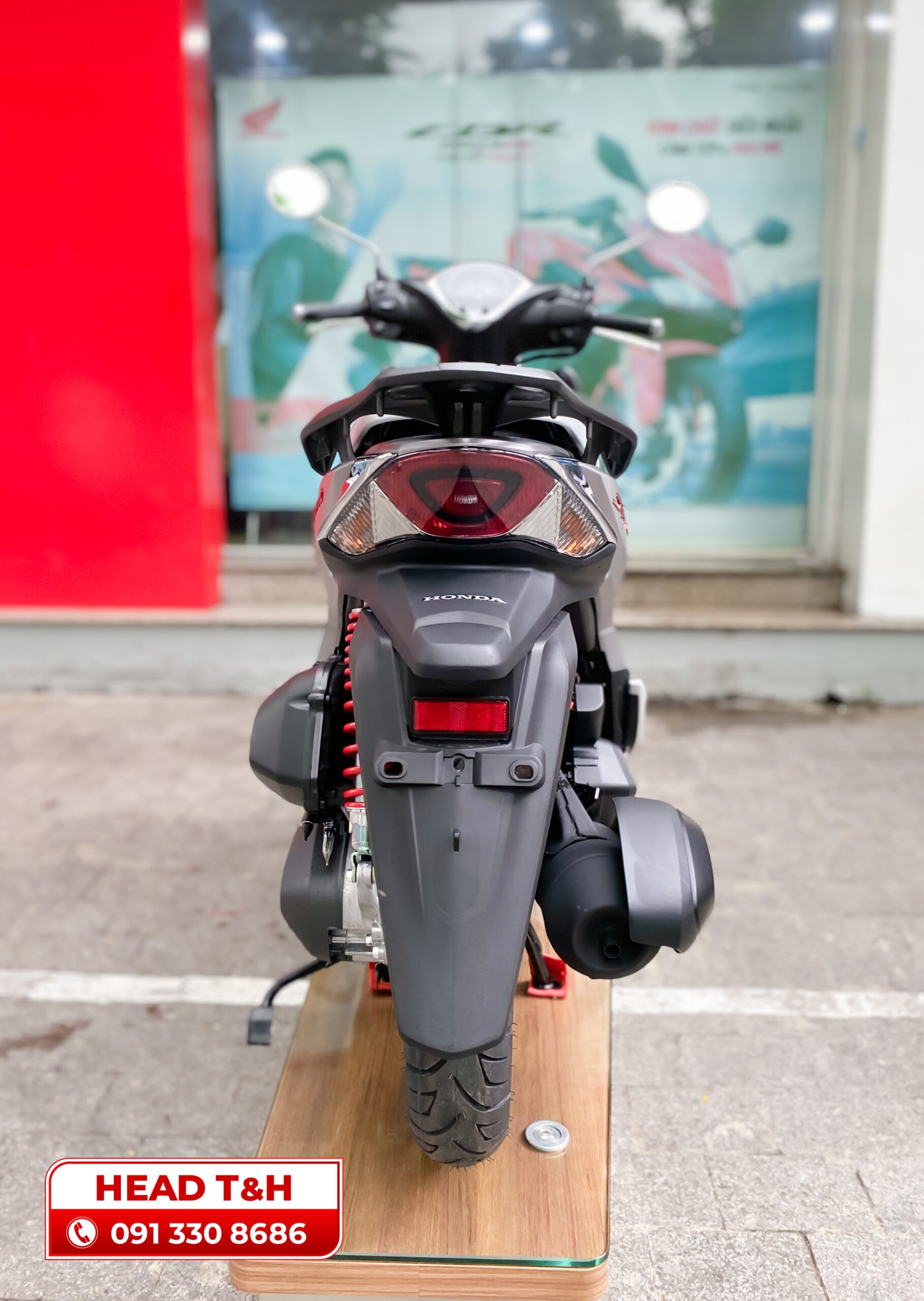 Đuôi xe Honda SH Mode 125 thiết kế gọn gàng, vuốt nhọn về sau tạo cảm giác thanh thoát