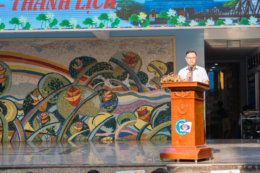 Vẽ tranh chào cờ tại trường tiểu học