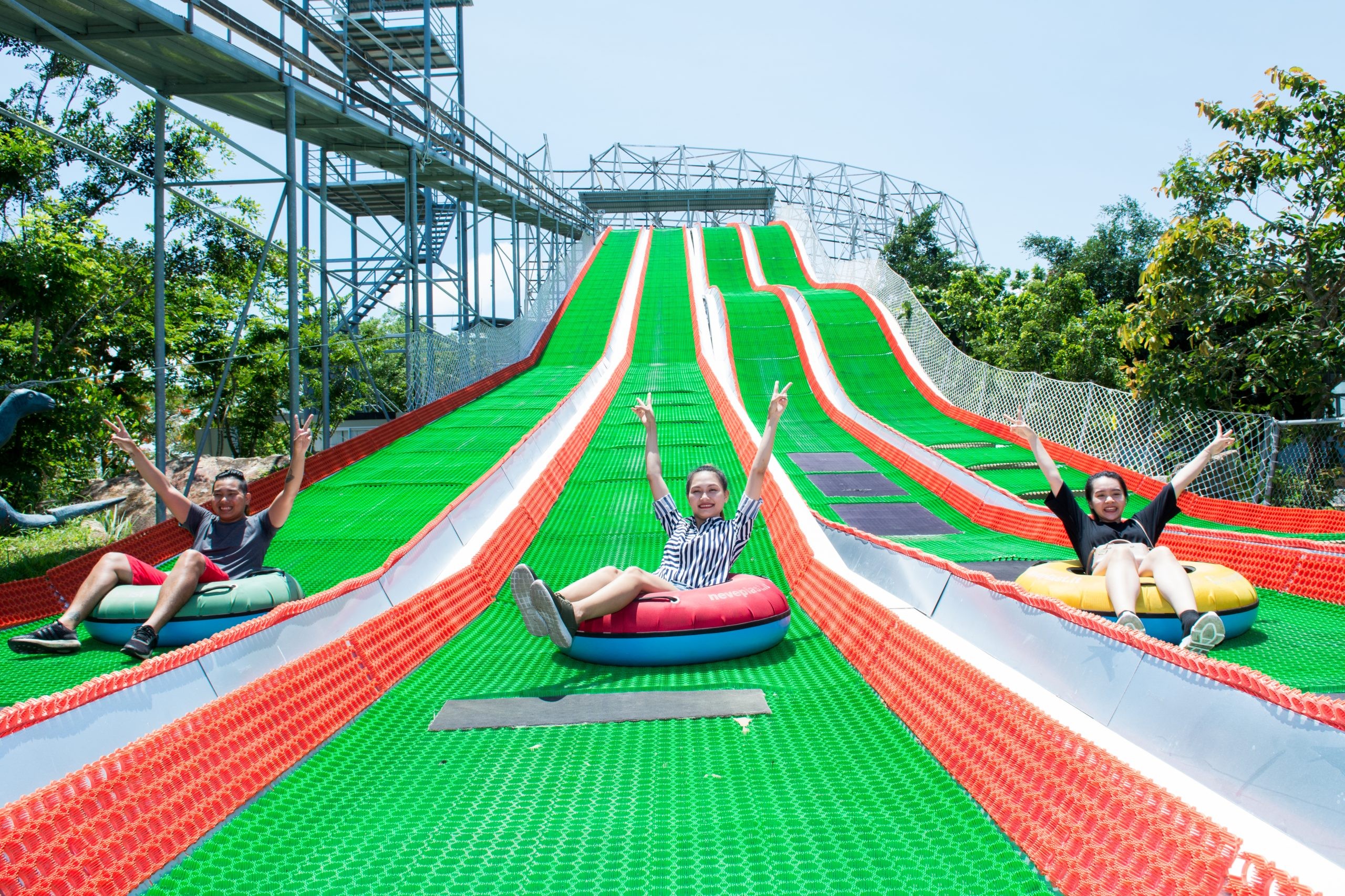 Trải nghiệm trượt cỏ đầy thú vị tại Hồ Mây Park