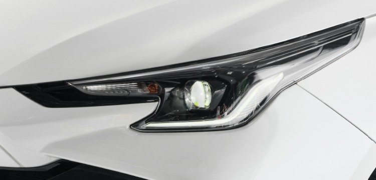 Đầu xe Toyota Vios với thiết kế góc cạnh và hiệu ứng 3D mạnh mẽ