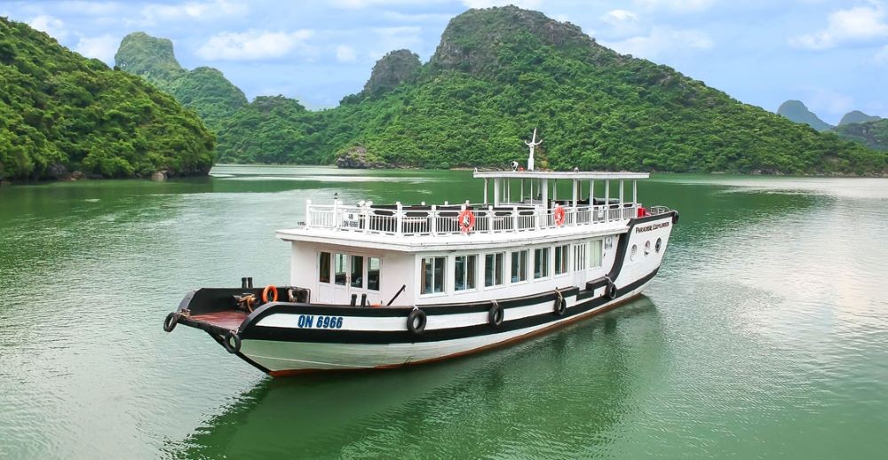 Trải nghiệm thăm vịnh trên chiếc tầu gỗ đóng theo phong cách truyền thống
