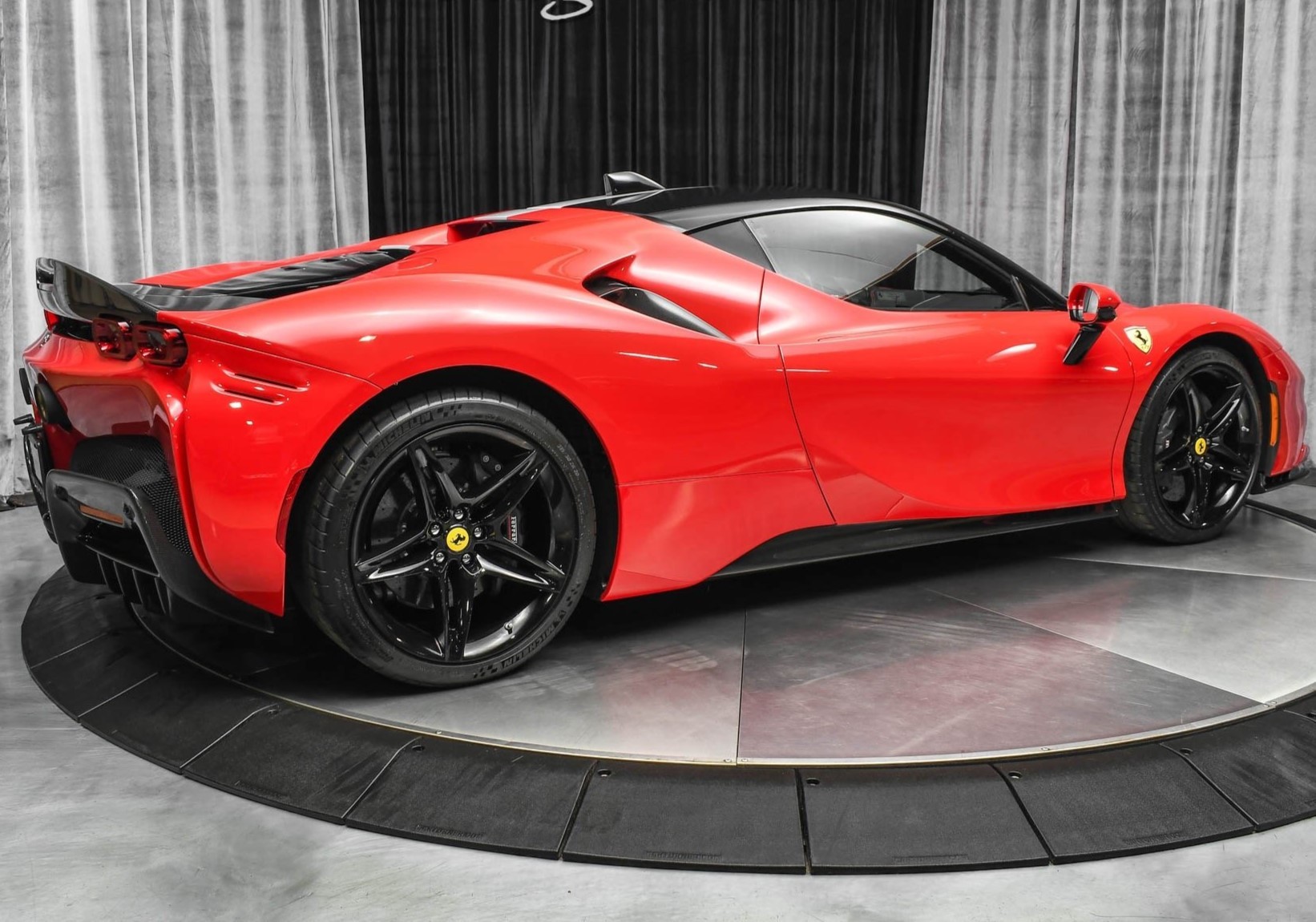 Ferrari SF90 Stradale trang bị gói Assetto Fiorano đắt tiền.