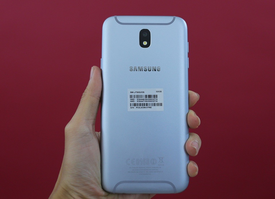 Thiết kế mặt lưng độc đáo của Samsung Galaxy J7 Pro với dải antenna cách điệu