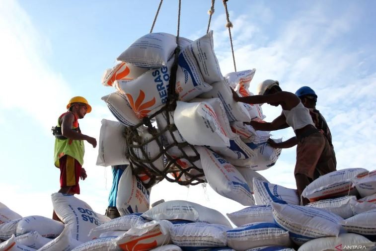 Nhập khẩu gạo Thái Lan ở cảng của Indonesia