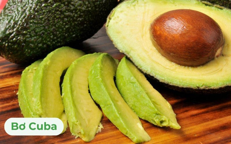 Bơ Cuba có chất lượng đồng đều, kích thước lớn và ít bị sâu bệnh, vỏ màu tím mận khi còn xanh và chuyển sang xanh đậm khi chín