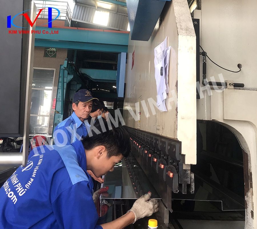 Gia công máng xối inox 304 bằng máy chấn CNC