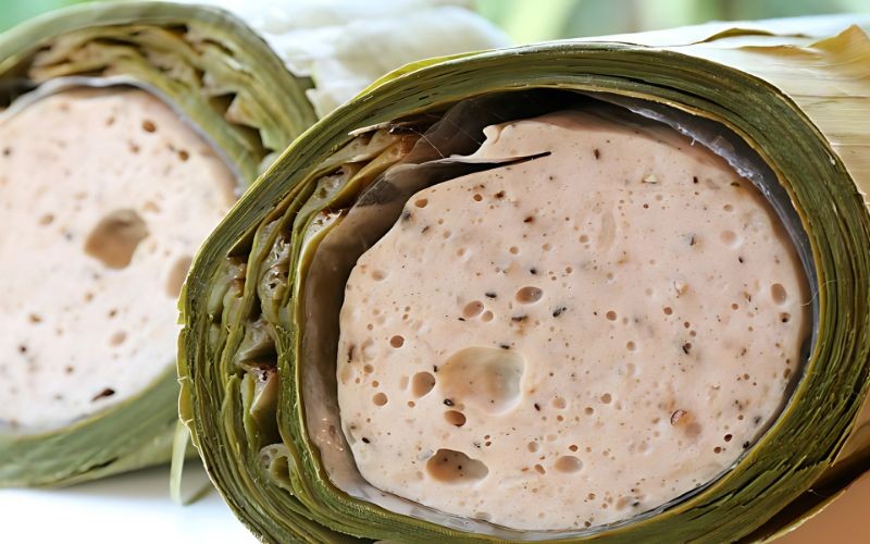 Chả lụa sạch có mặt cắt màu hồng nhạt và lỗ bóng bóng nhỏ li ti