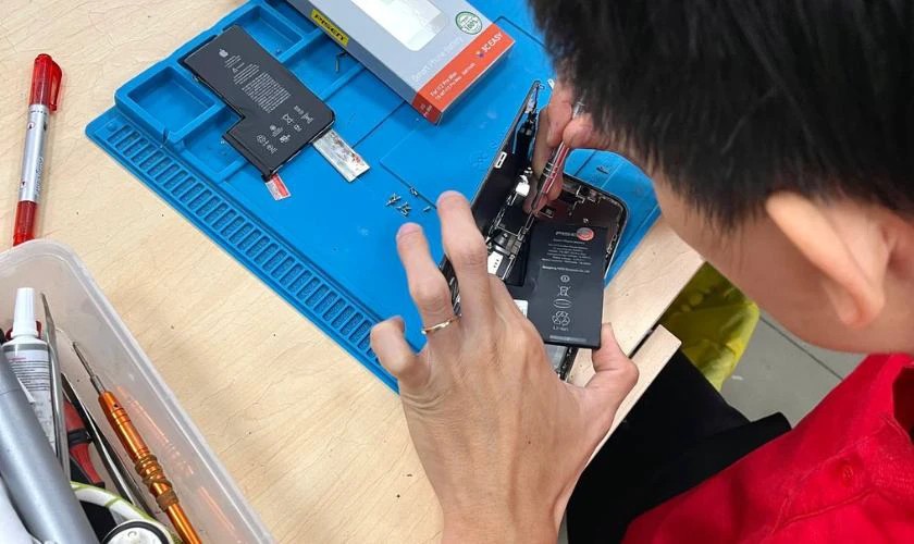 Quy trình thay pin iPhone 8 Plus chuyên nghiệp