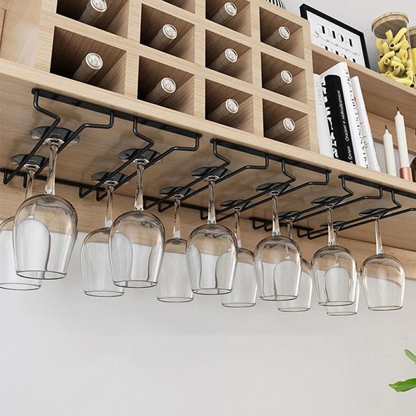 Giá treo ly rượu vang gắn trần bằng thép không gỉ, tạo điểm nhấn cho quầy bar