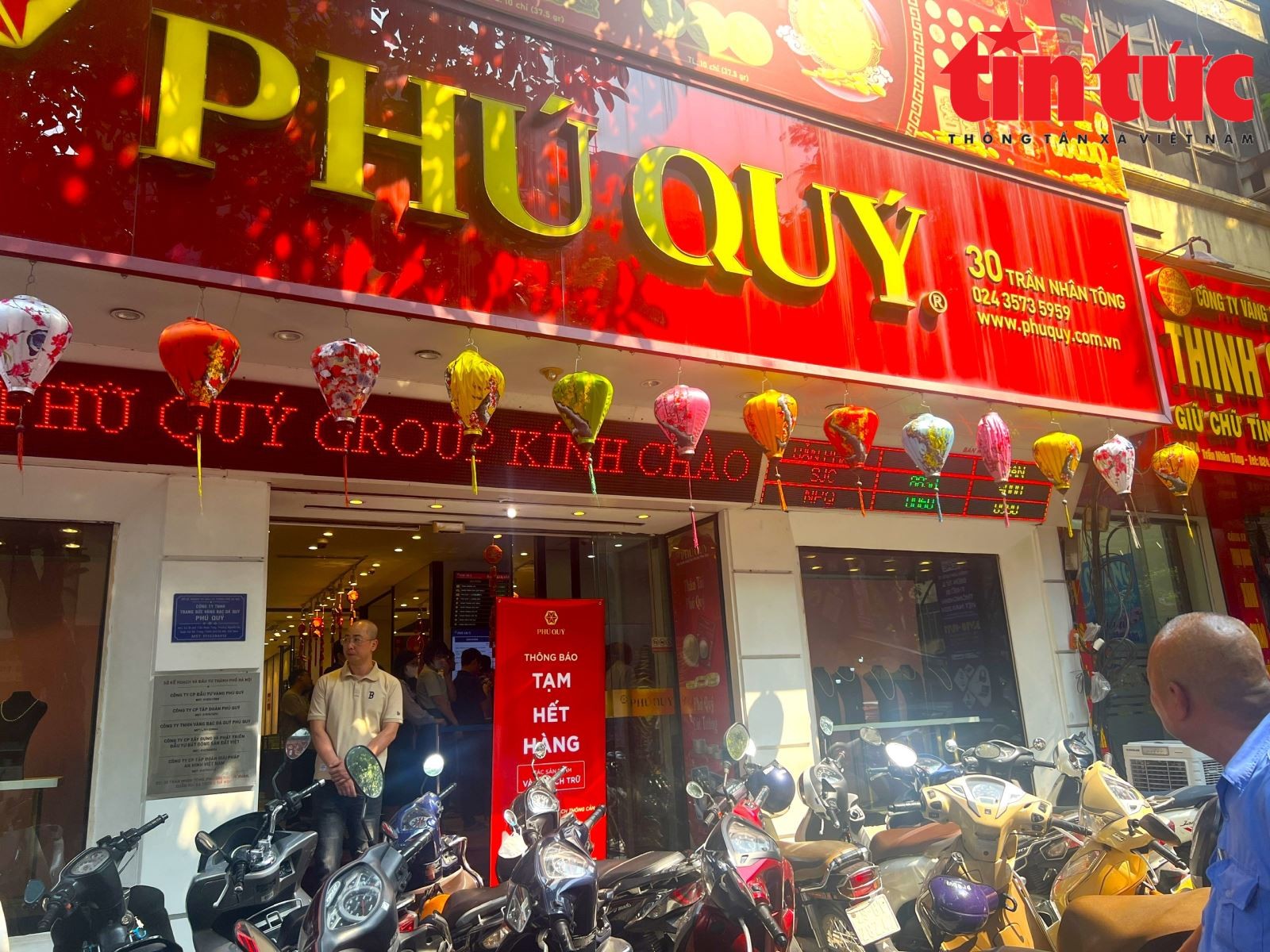 Nhu cầu mua vàng tăng cao, nhiều cửa hàng vàng thông báo tạm hết hàng các sản phẩm vàng tích trữ