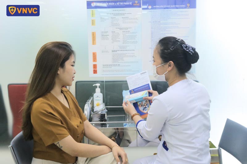 tư vấn tiêm vắc xin ung thư cổ tử cung cho khách hàng
