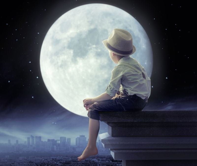 người phụ nữ lớn tuổi đang đi bộ trong công viên