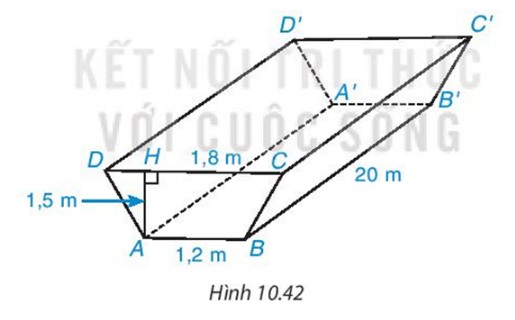 Hình ảnh minh họa một đoạn mương có dạng hình lăng trụ đứng đáy hình thang, thể hiện các kích thước liên quan đến thể tích