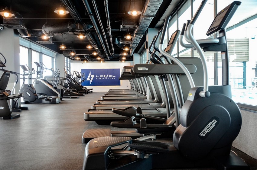 Phòng gym tầm trung với trang thiết bị đầy đủ và không gian tập luyện thoải mái