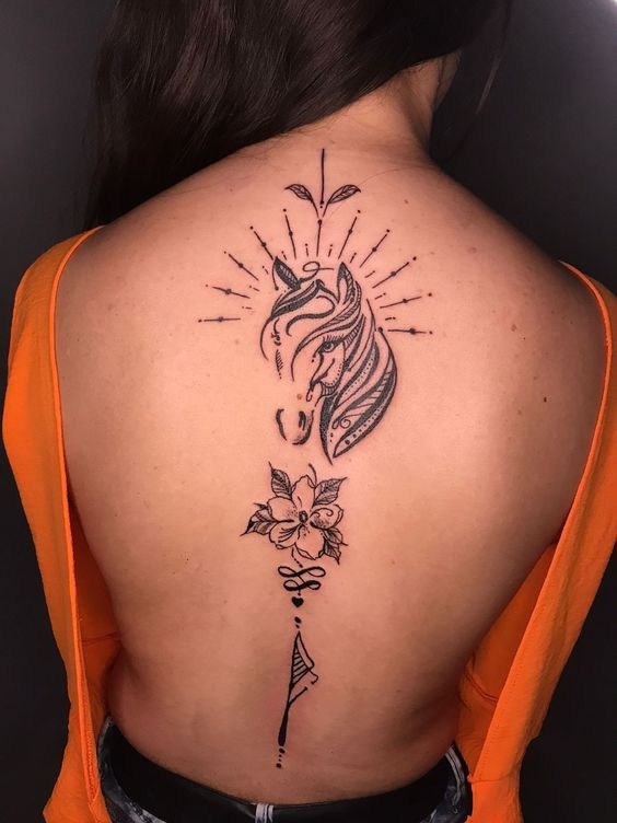 Hình xăm ngựa ở lưng dưới