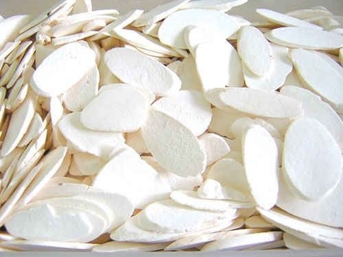 Bác sĩ đang khám cho bệnh nhân lớn tuổi, minh họa cho việc chẩn đoán chứng lẩn thẩn