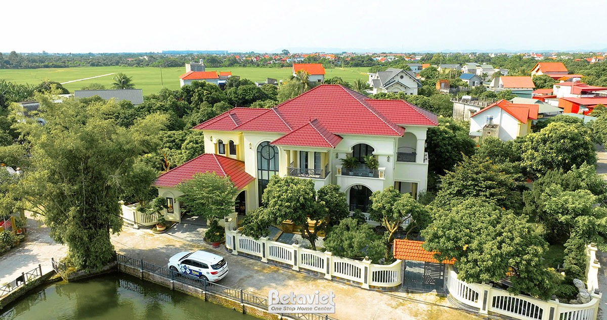 Biệt thự vườn thiết kế hòa mình vào thiên nhiên, có nhiều cây xanh và hồ nước