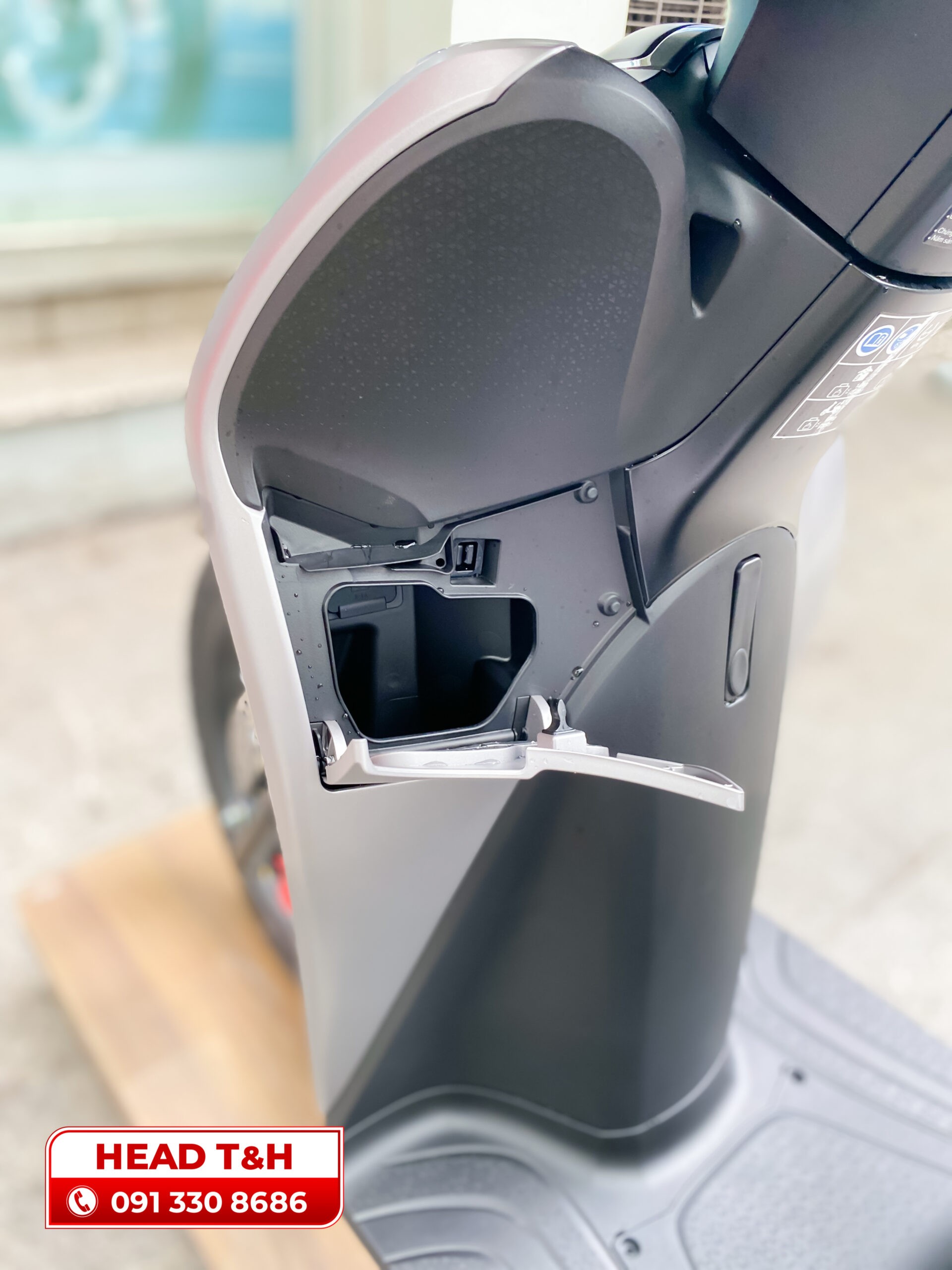 Hộc đồ phía trước SH Mode 125 có trang bị cổng sạc USB