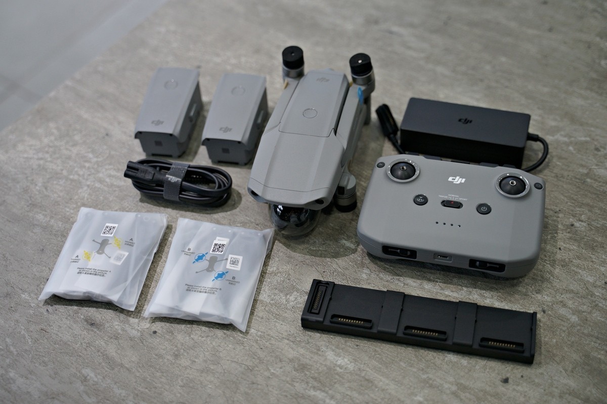 Kiểm tra pin và các bộ phận của flycam trước khi bay