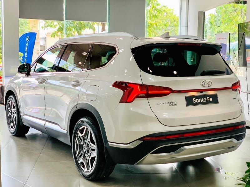 Khoang lái Hyundai Santafe 2024 với thiết kế hiện đại và bảng điều khiển liền mạch